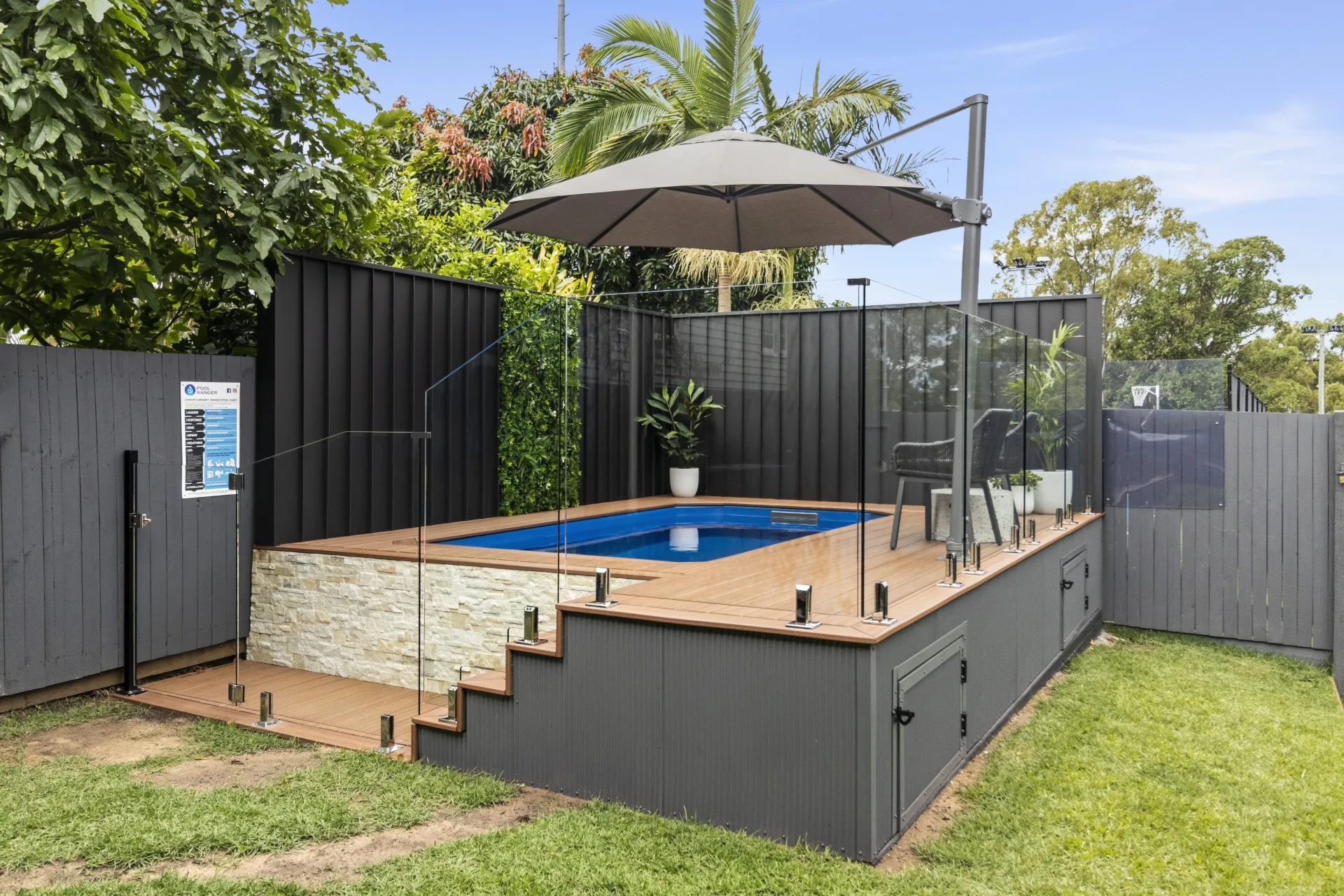 Raised-platform plunge pool with a cantilever umbrella